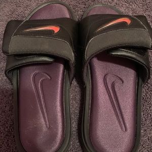 Boys Nike Slides- Size 6- excellent condition